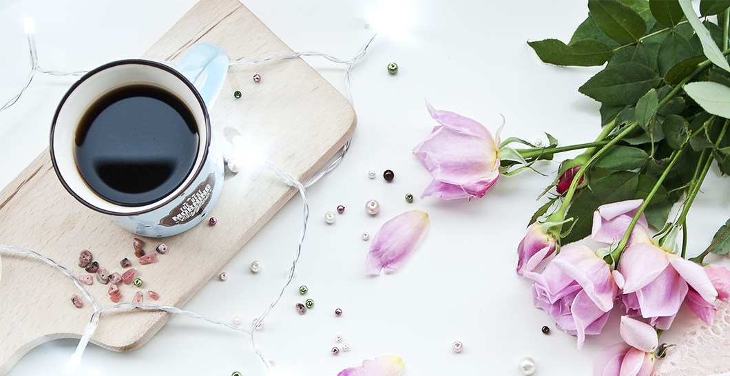 Banner afbeelding bloemen en koffie